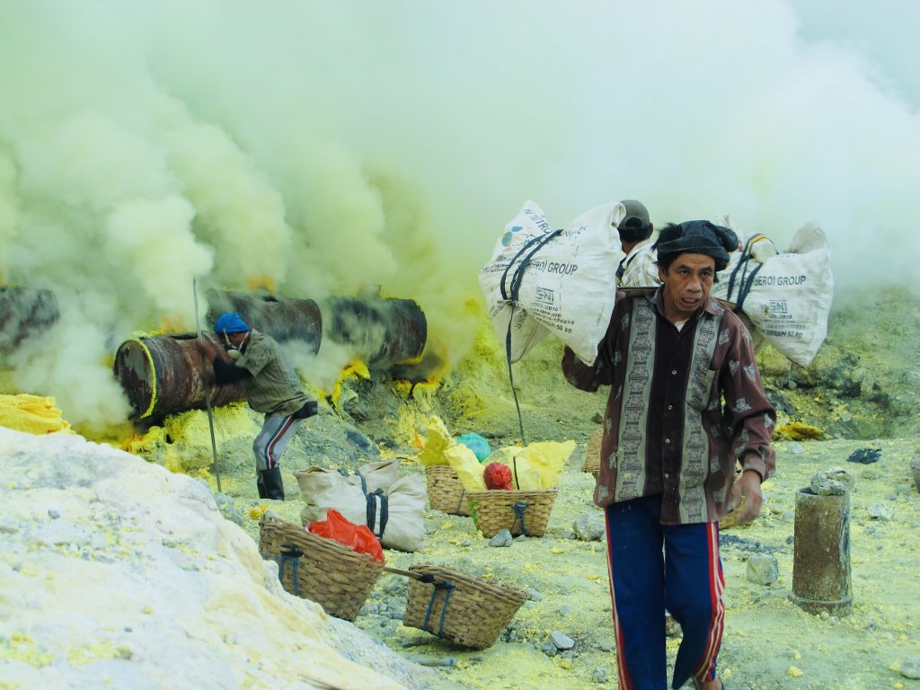 Minatori di Kawah Ijen al lavoro