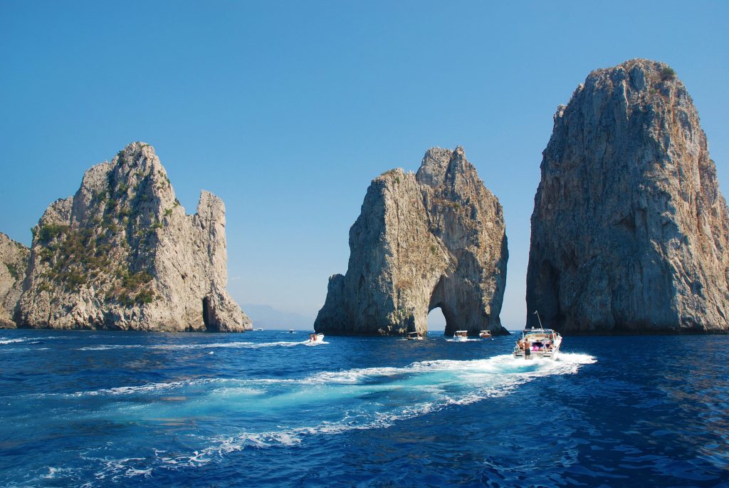 Visti di profilo, nei Faraglioni di Capri sono evidenti i diversi stadi dell’evoluzione costiera