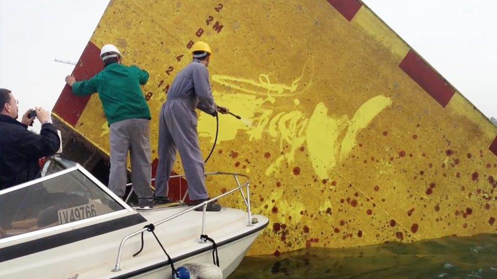 Attività di pulizia di una paratoia con idrogetto – Foto credit "Consorzio Venezia Nuova"