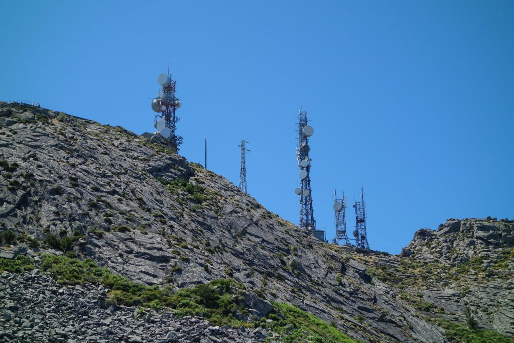 Ripetitori di telecomunicazione sulla cima di un monte