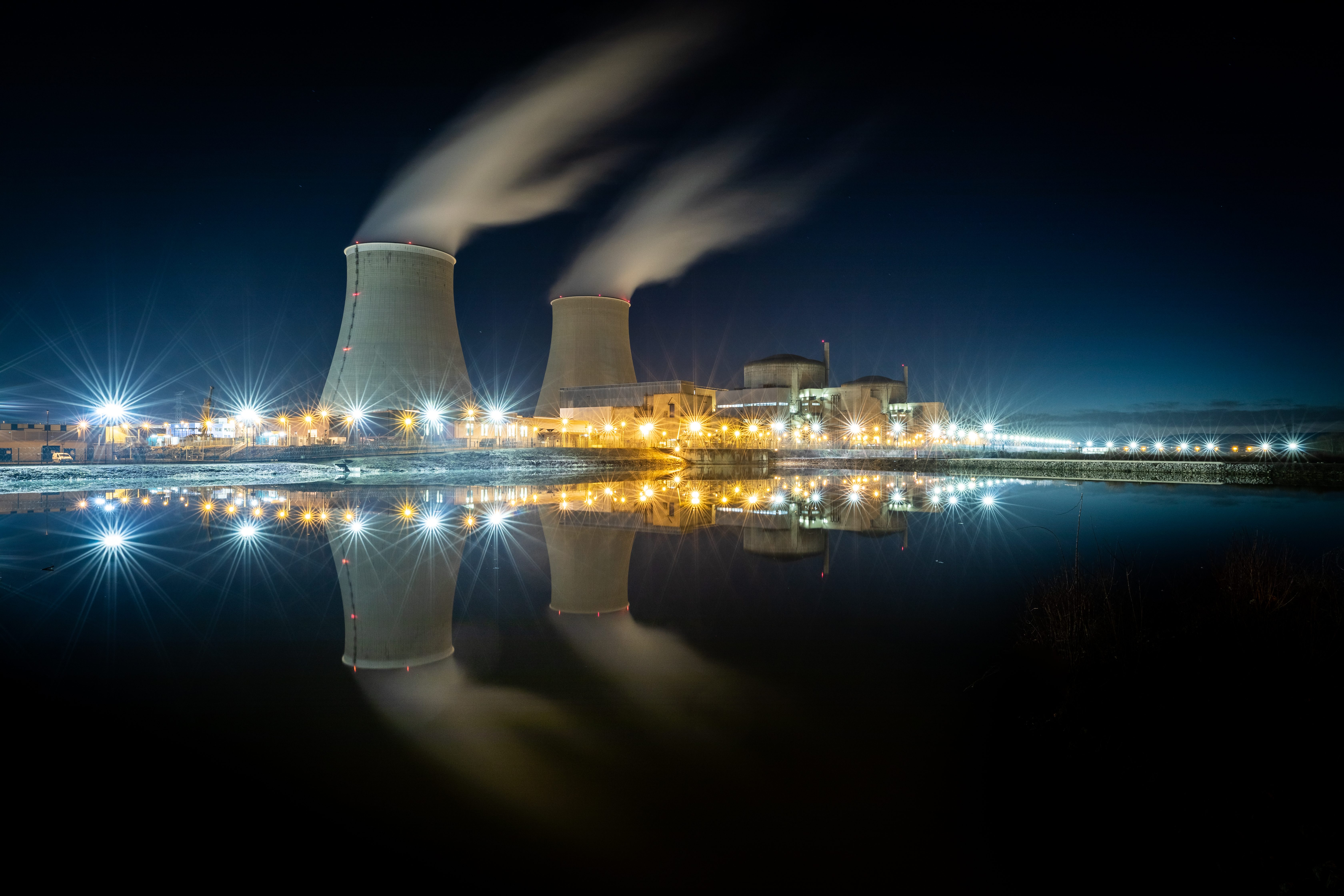 centrale nucleare notte