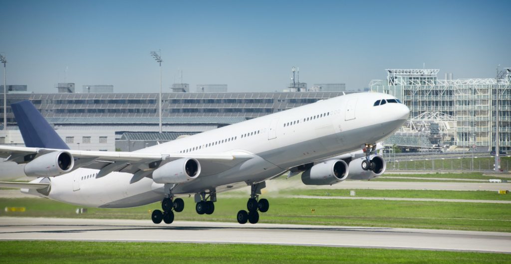 Un aereo in fase di decollo