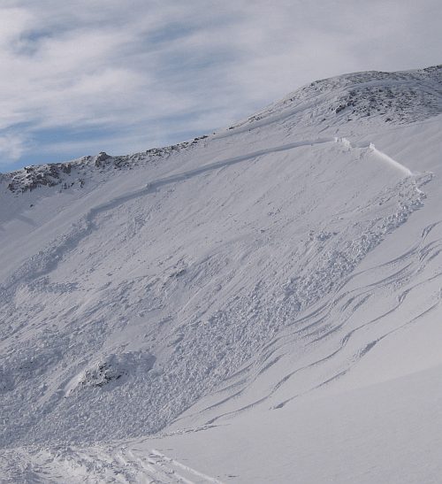 valanga di neve a lastroni