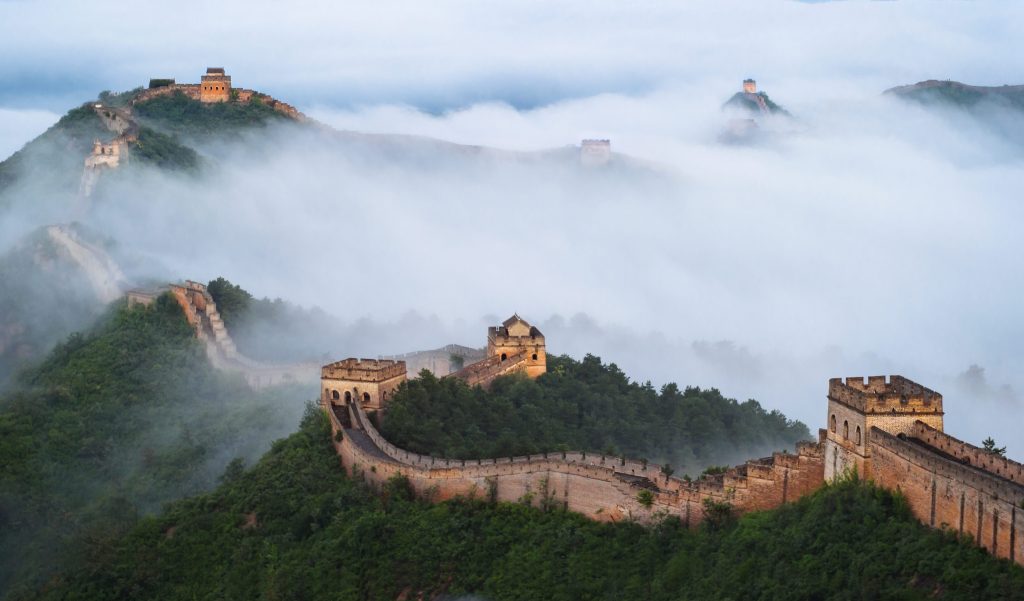 La Grande Muraglia che emerge dalla nebbia