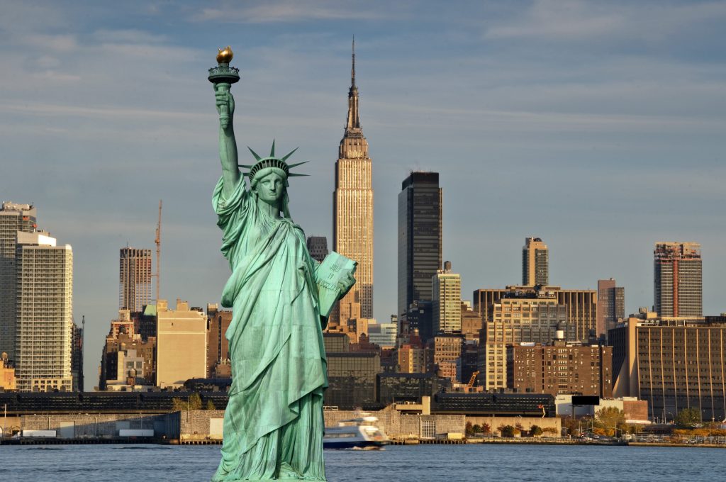 La Statua della Libertà con alle spalle lo skyline di New York
