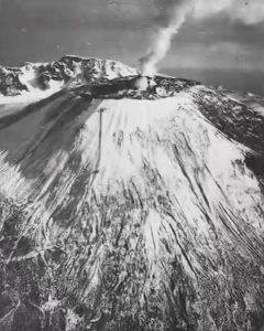Il cono di scorie visibile sulla sommità del Vesuvio