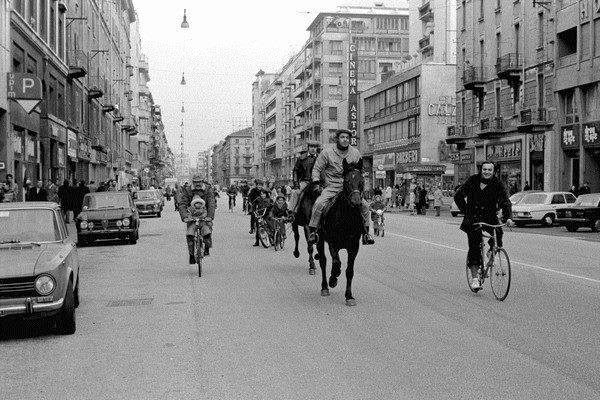 Corso Buenos Aires a Milano durante la crisi energetica del 1973