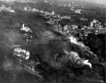 La colata di lava raggiunge San Sebastiano