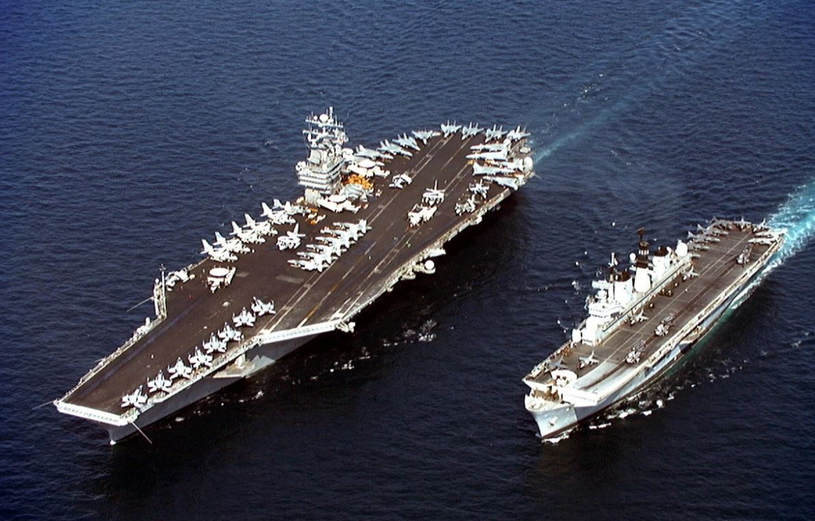 Paragone tra superportaerei e portaerei leggera (credit: Airman Robert Baker, U.S. Navy)