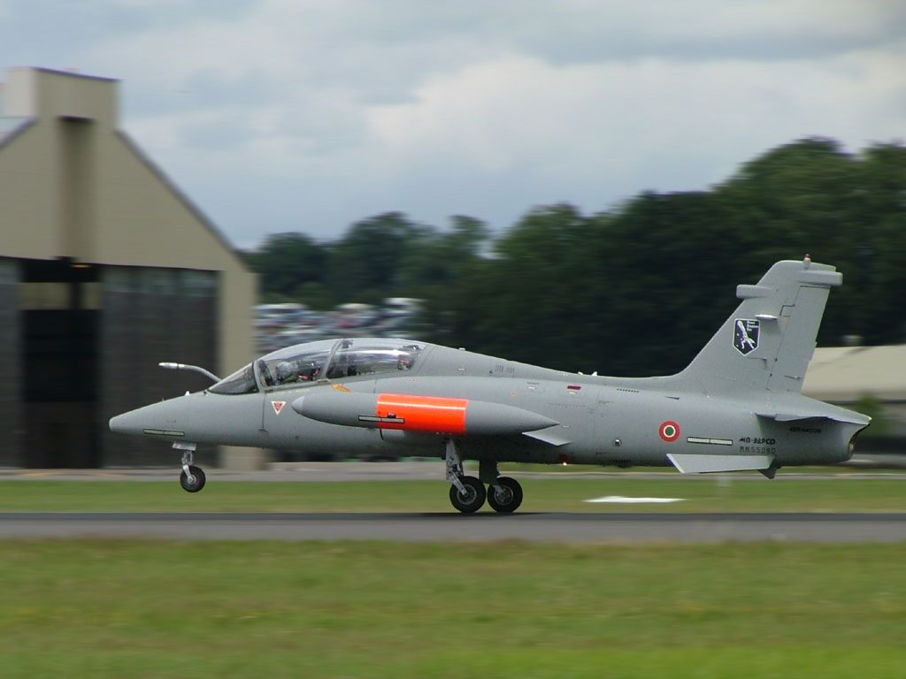 Un MB–339 durante il Royal International Air Tattoo, 2004 (Credit: Andrew P Clarke).