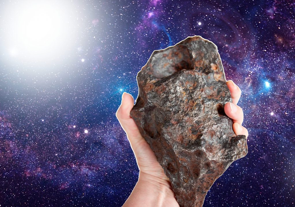 mano e meteorite