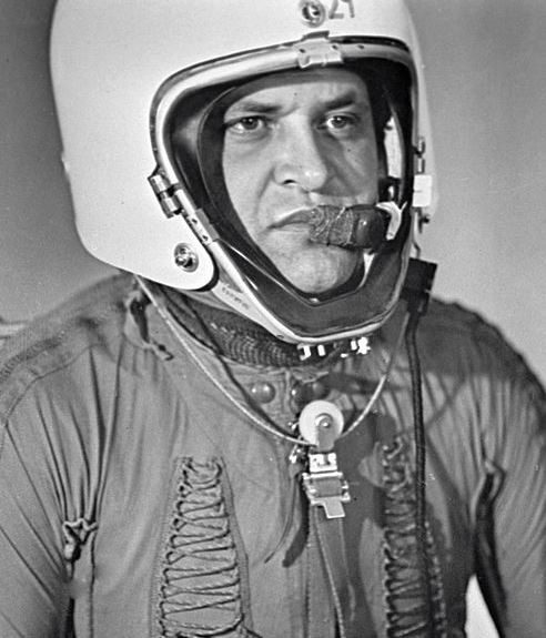 Powers con la tuta per il volo stratosferico (credit Chernov)