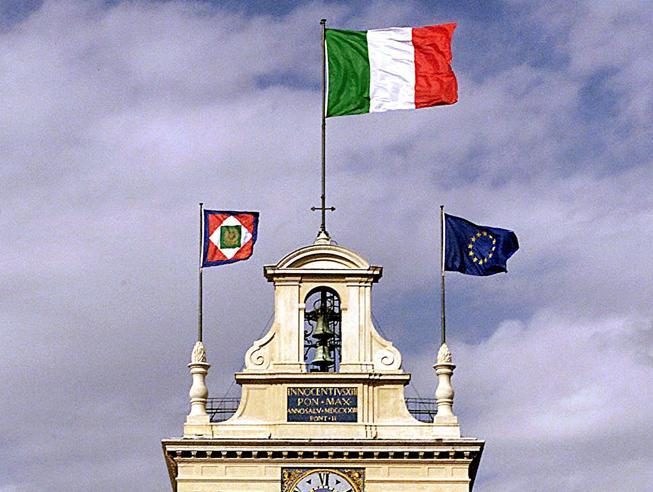 Bandiera italiana, bandiera europea e stendardo presidenziale al Quirinale