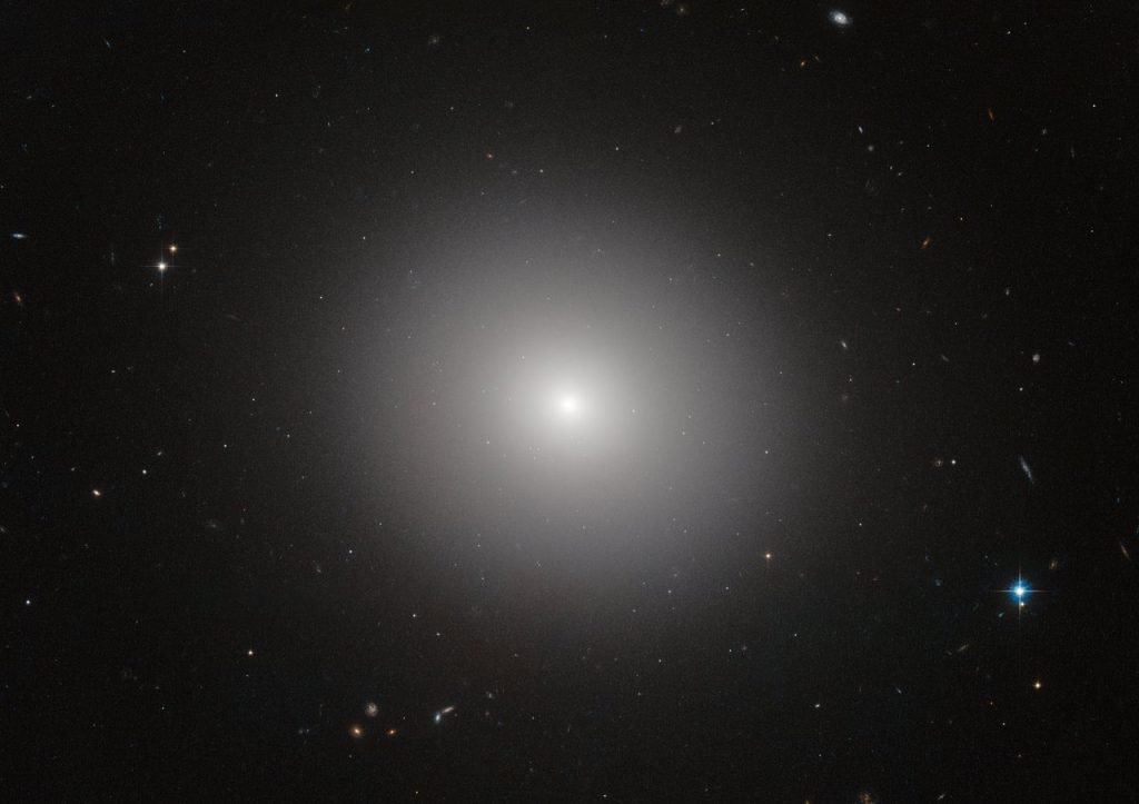 La galassia ellittica IC 2006.