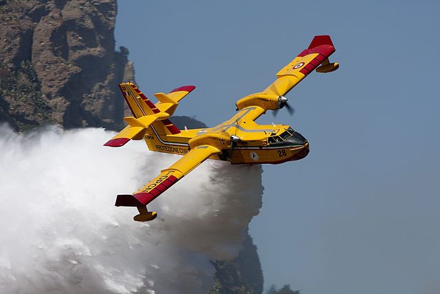 FF.VV. – Sgancio d’acqua su un incendio