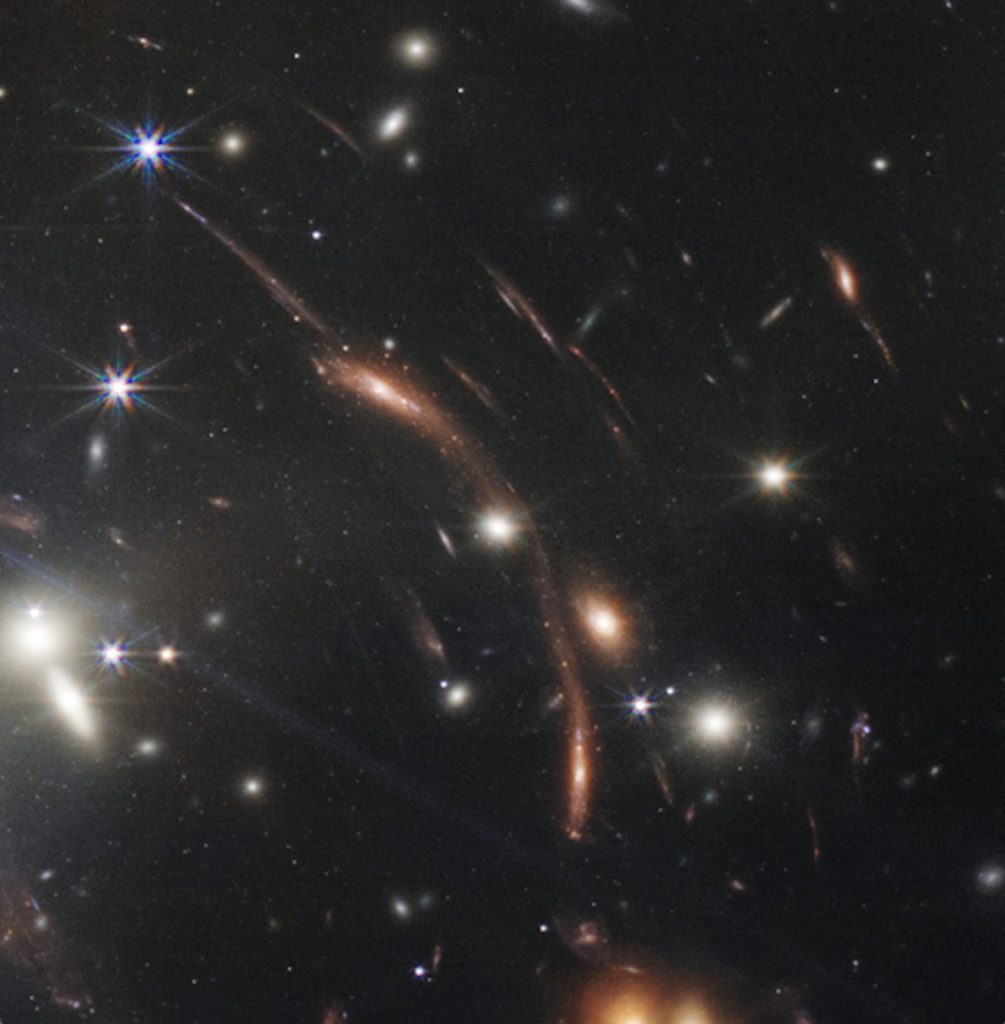Un dettaglio del Webb's First Deep Field in cui si notano alcune galassie intensamente deformate.