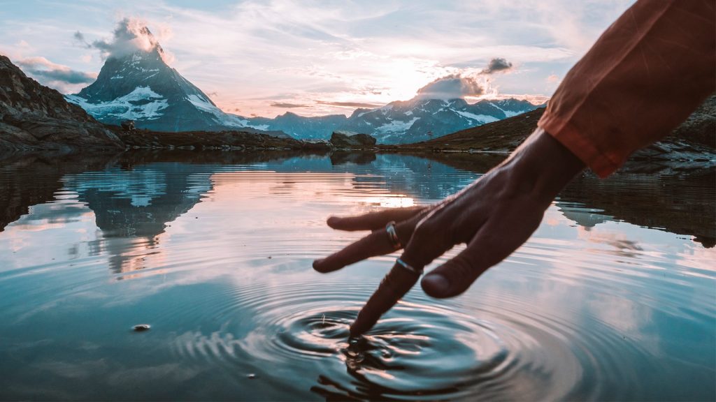 mano nell'acqua