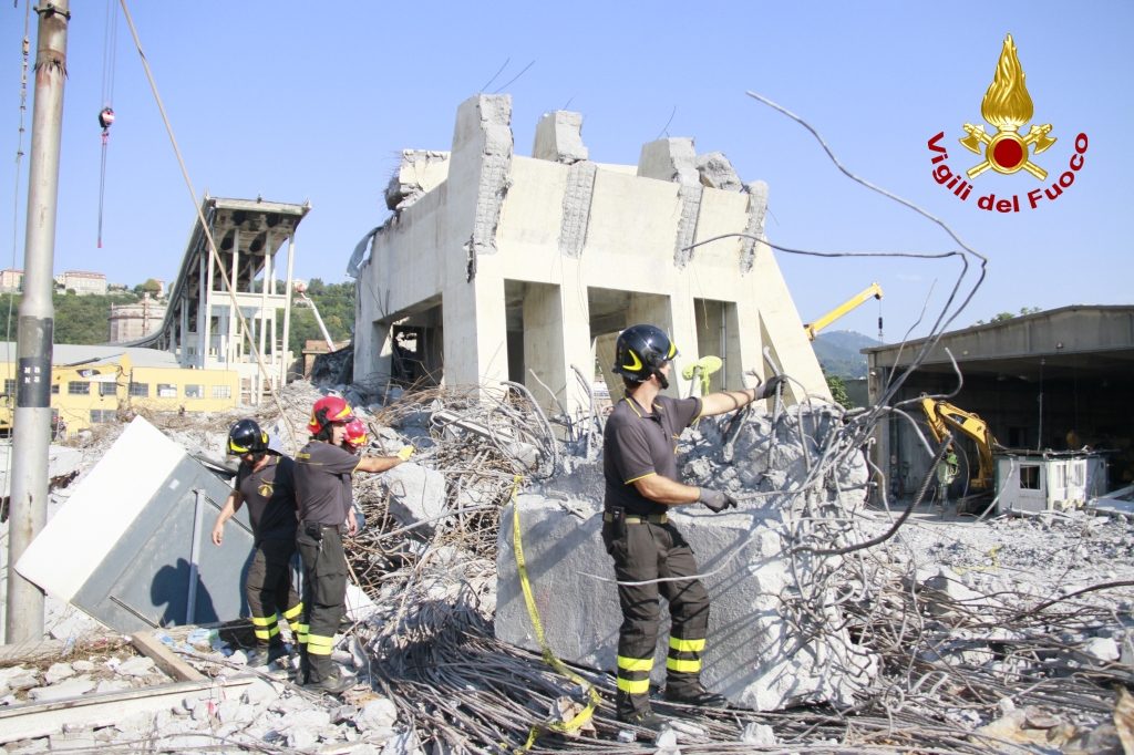 V.V. F.F. Vigili del Fuoco a lavoro per raccogliere i detriti